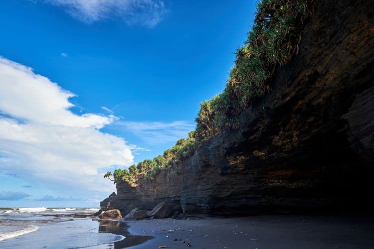 nyanyi beach