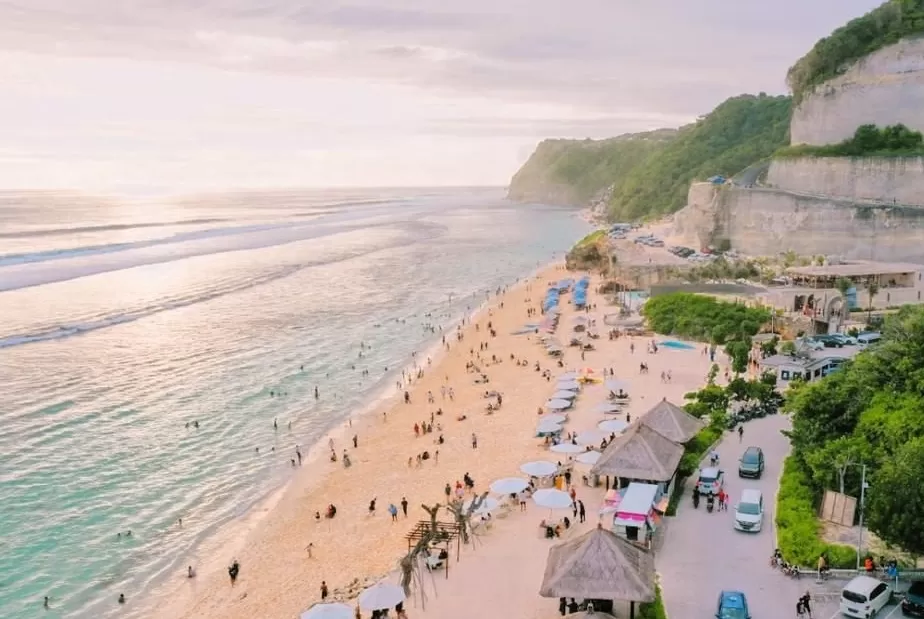 Crowded beach with cliffs and ocean view