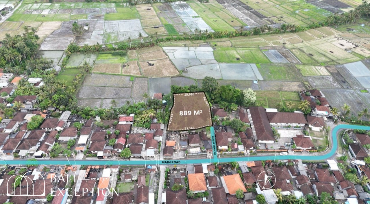 Aerial view of 889 m² plot in Bali village.