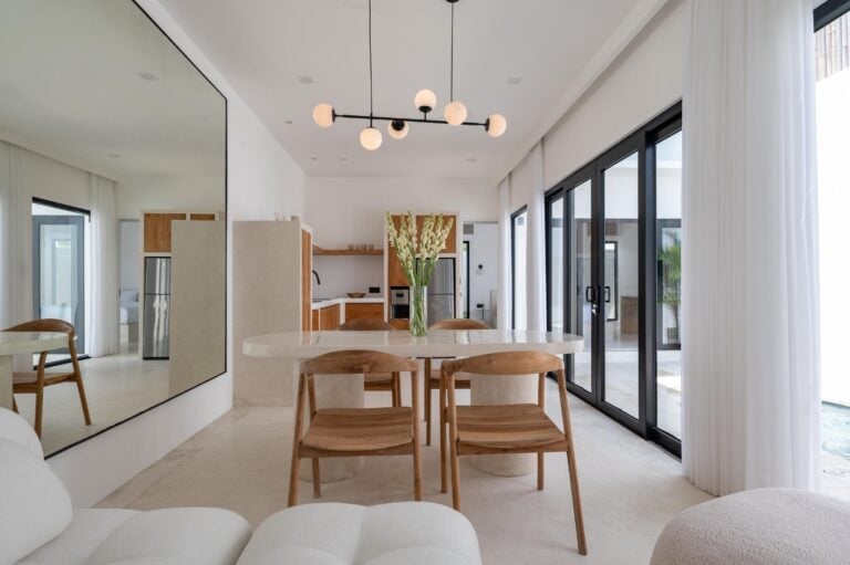 Minimalist dining room with modern decor