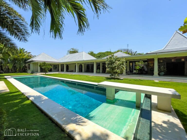 Villa moderne avec piscine, jardin tropical à Bali.